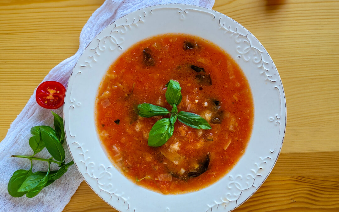 Rajčatová polévka s bazalkou